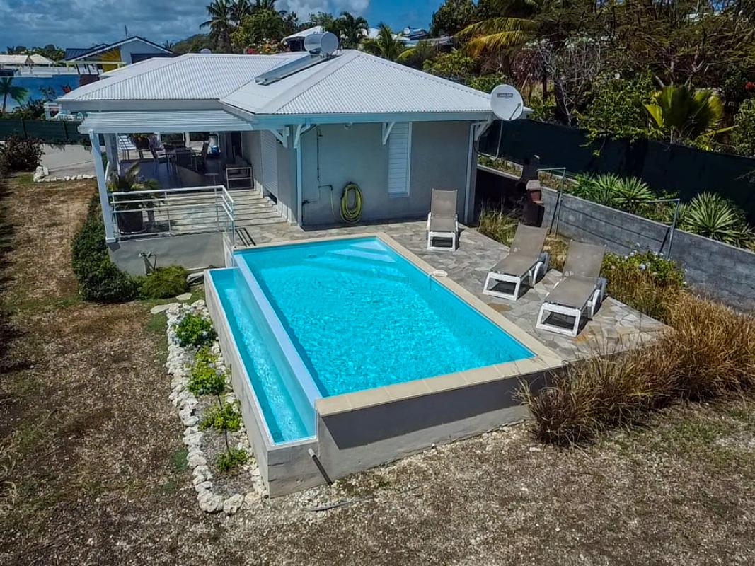 Location villa Topaze 2 chambres 4 personnes vue sur mer piscine à St François en Guadeloupe - vue ensemble